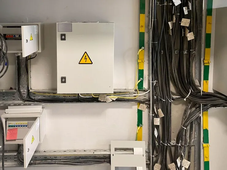 Close-up of a modern Surge Protection Device (SPD) installed in a residential consumer unit.